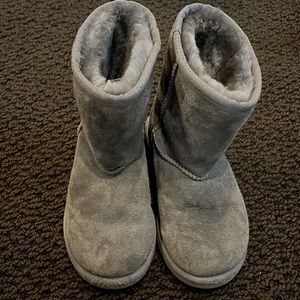 GREY UGGS SIZE:TODDLER 12